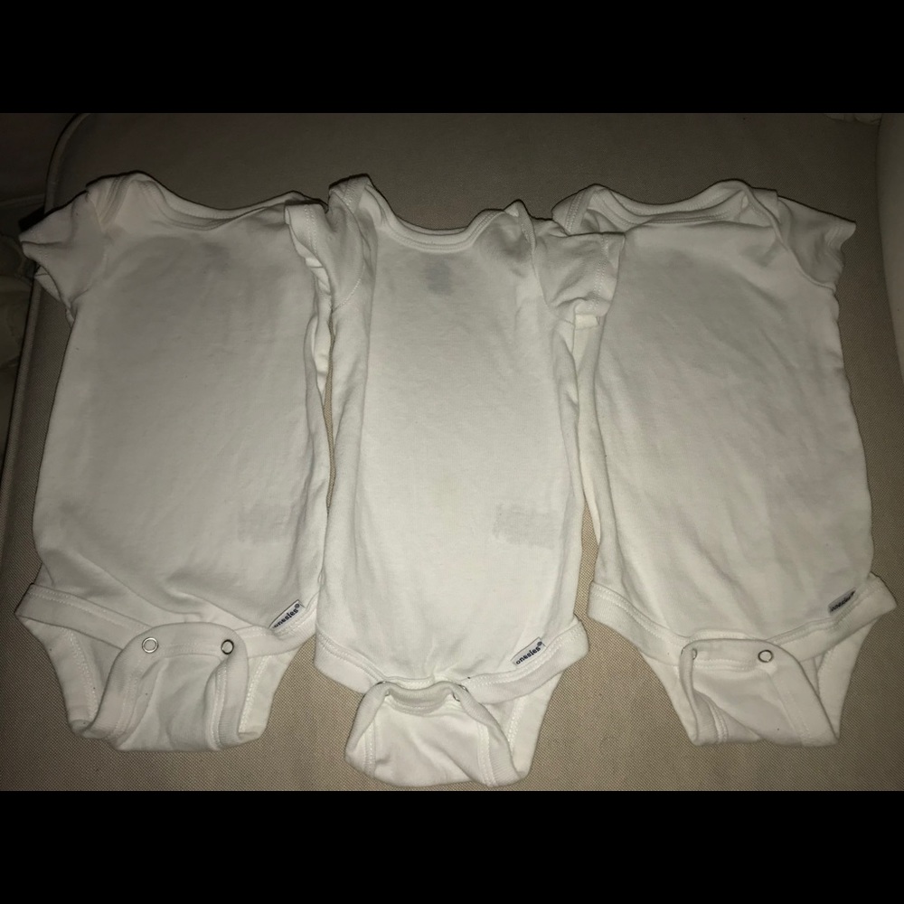 3 pk Gerber Organic cotton white onesies 0-3 mths